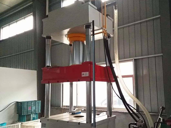 車間液壓機(jī)使用現(xiàn)場(chǎng)